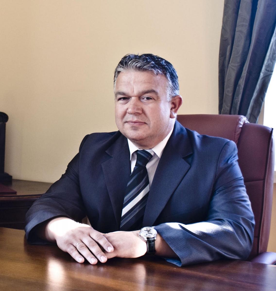 Z kim współpracuje burmistrz i co ma z tego gmina?