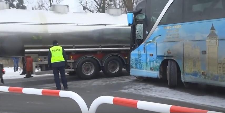 Autokar przewożący dzieci zderzył się z ciężarówką (video)