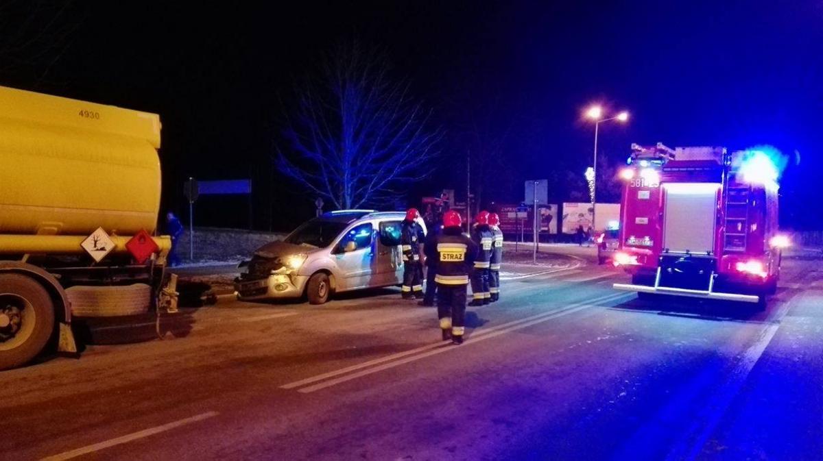 Samochód zderzył się z autocysterną (video)