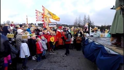 Kolędowanie i parada w przebraniach (video)