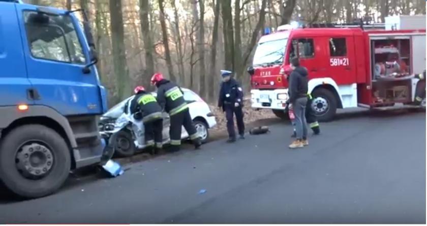 Auto zderzyło się z tirem (video)