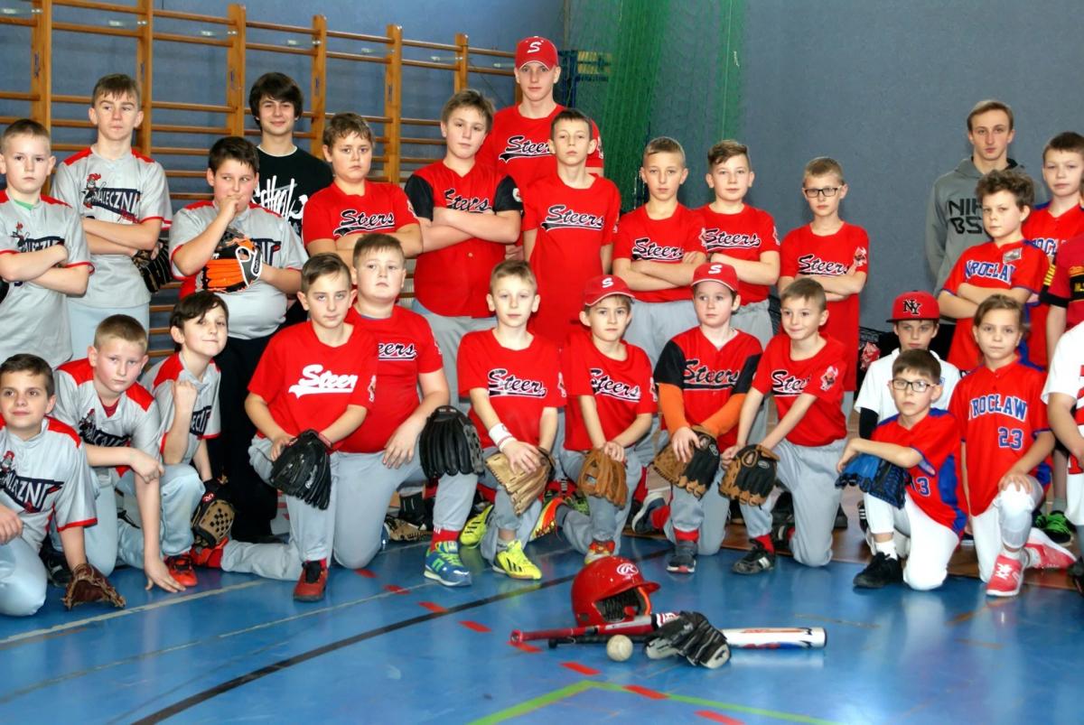 Integrowali się grając w baseball (foto)