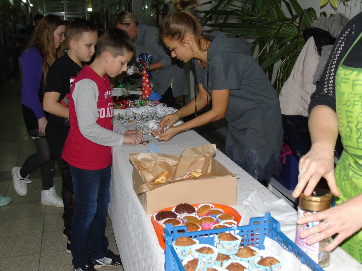Uczniowie z Brzegu Dolnego pomagali chorej Agatce