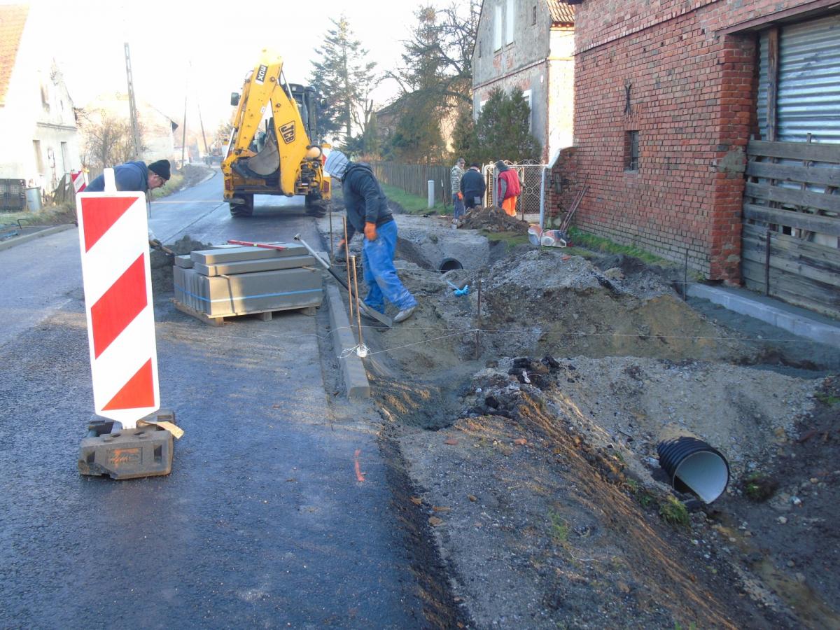 Budują drogę w Jodłowicach (video)
