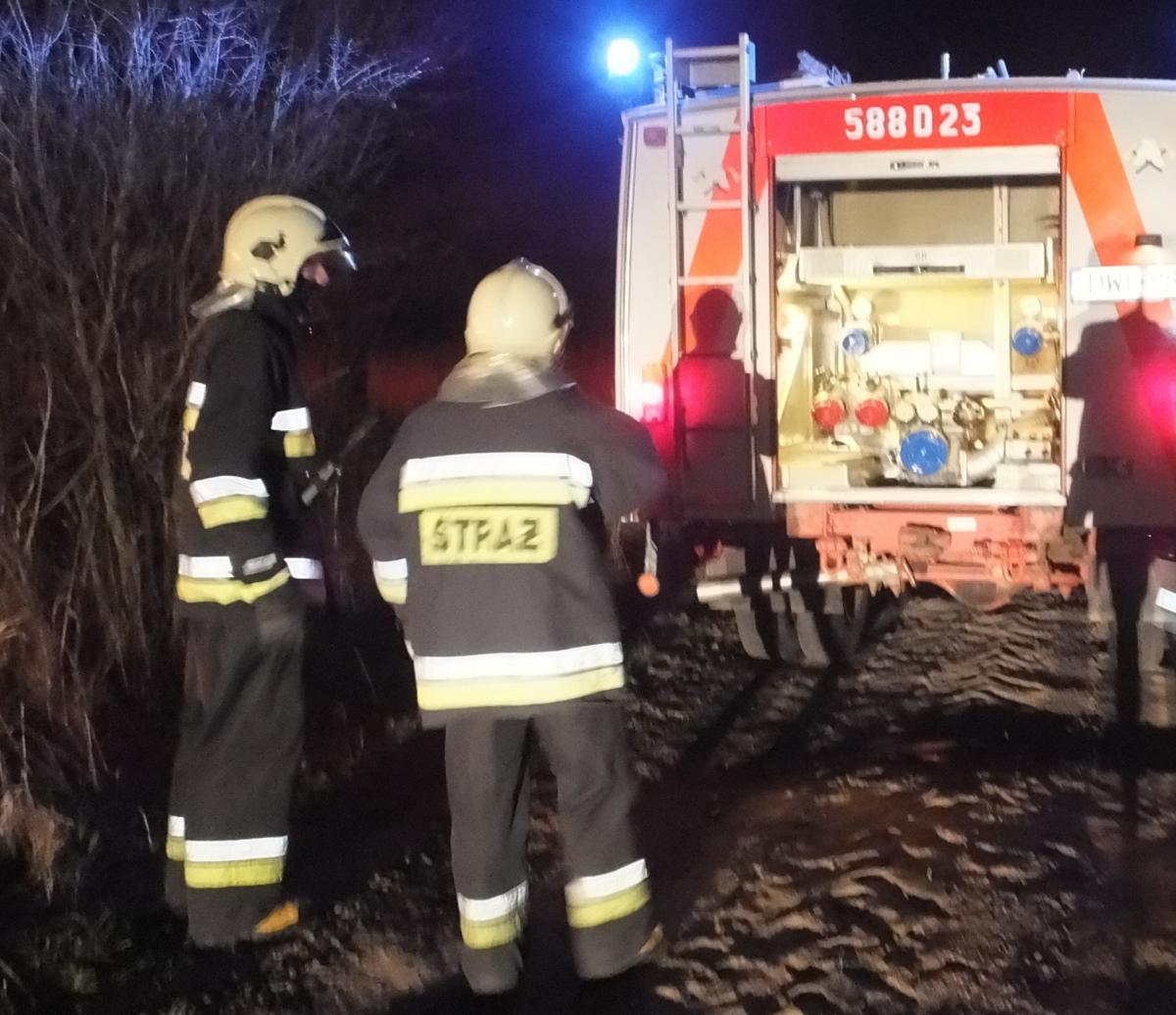 Dwa auta w rowie i zalana piwnica