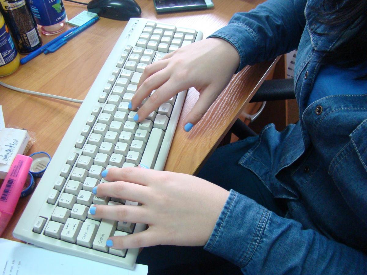 Jak nauczyć dziecko korzystać bezpiecznie z Internetu?