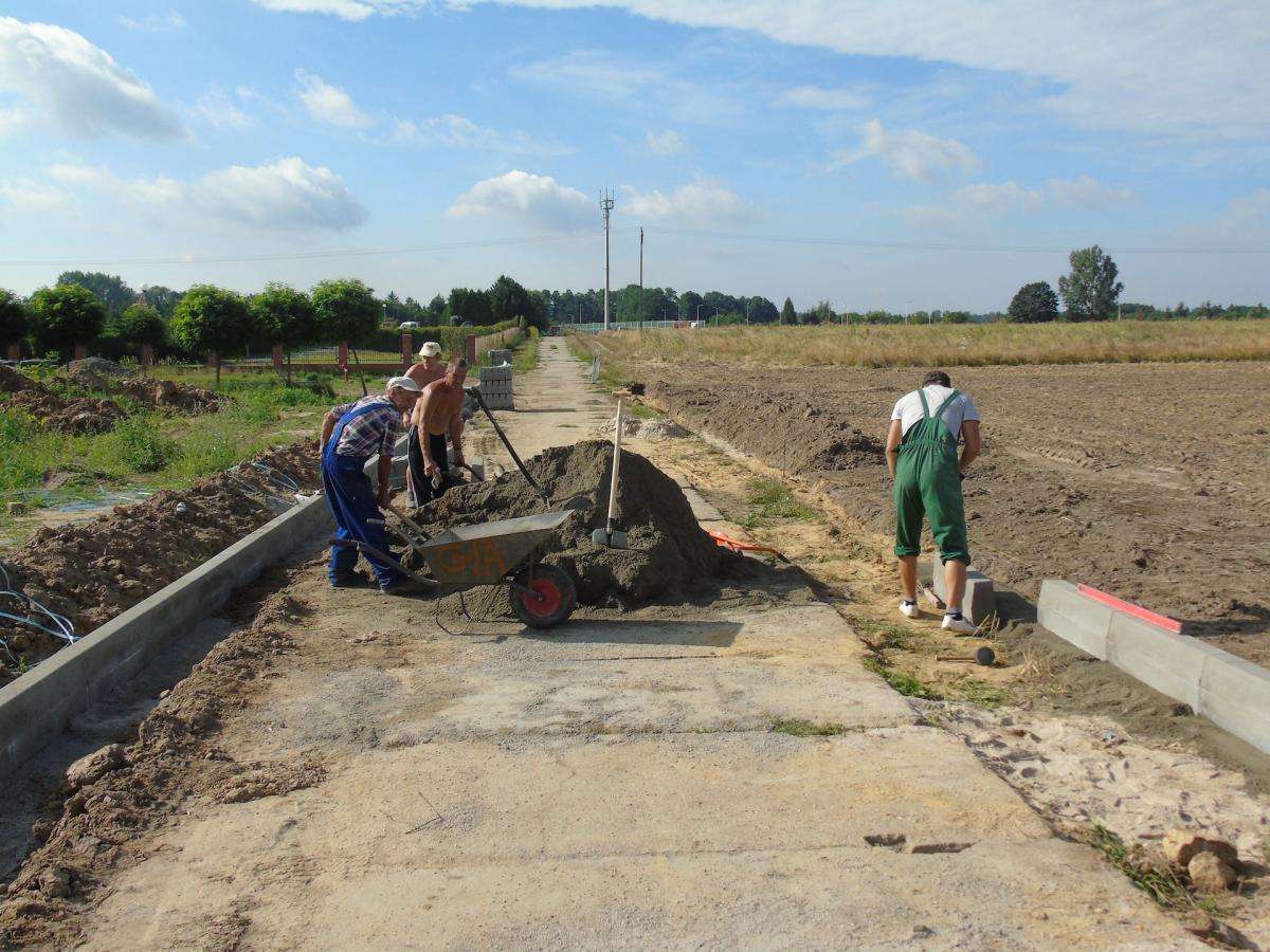 Brzeg Dolny. Budują nową drogę na cmentarz (video)