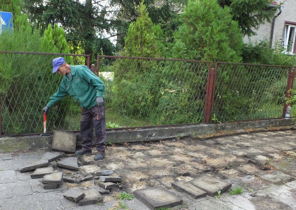 Remontują chodnik na Matejki (video)
