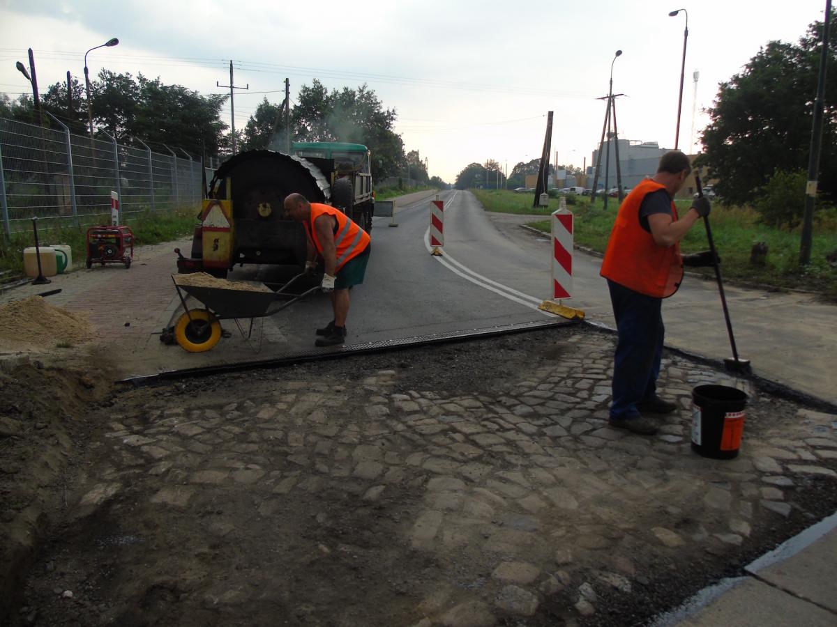 Brzeg Dolny. Trwają roboty na przejeździe kolejowym (video)