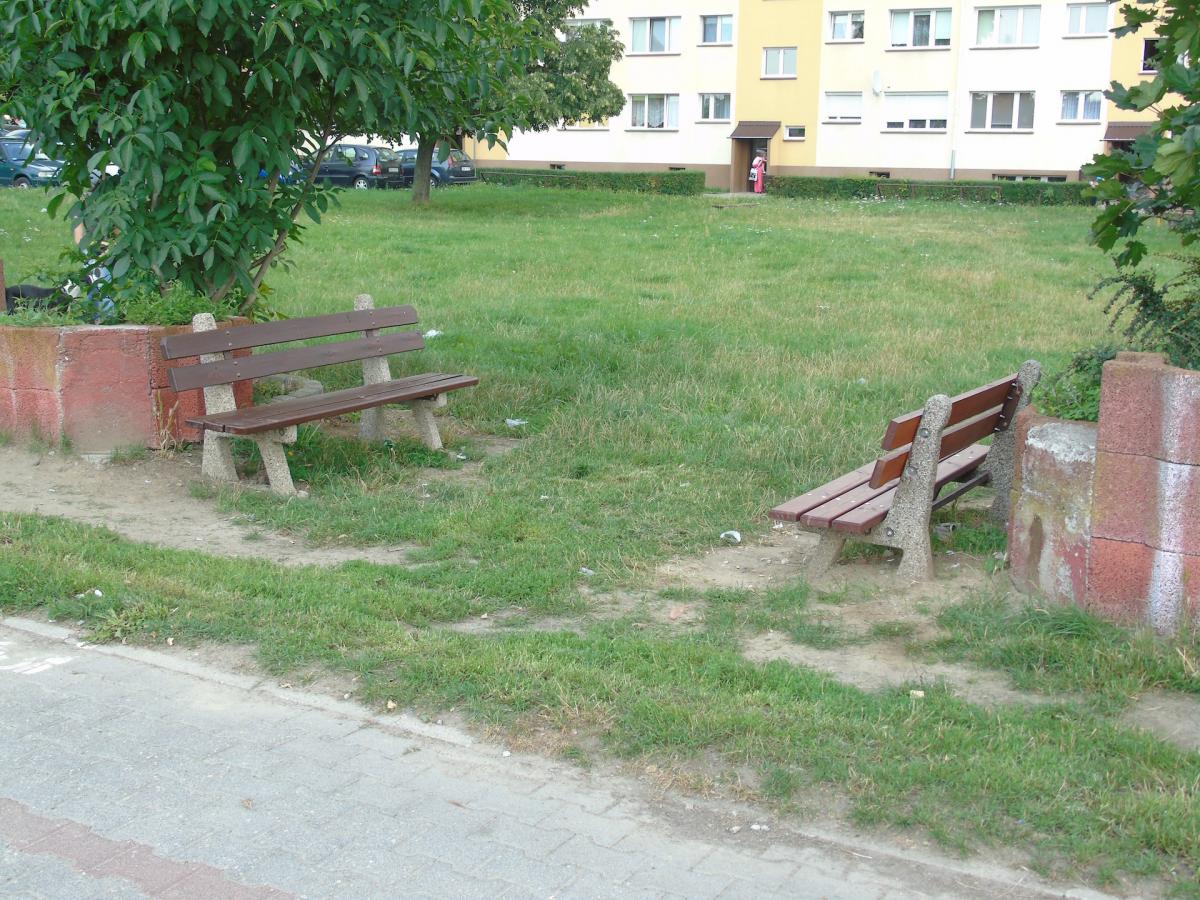 Brzeg Dolny. Ławki przy targowisku wróciły. Gdzie teraz stoją? (video)