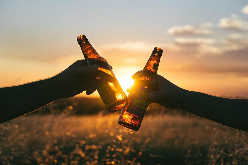 Alkohol partnerem każdej zabawy? Wakacyjna polisa trzeźwości