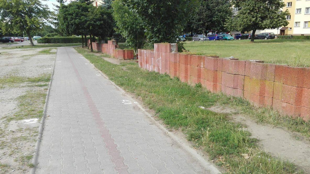 Brzeg Dolny. Co się stało z ławkami przy targowisku?