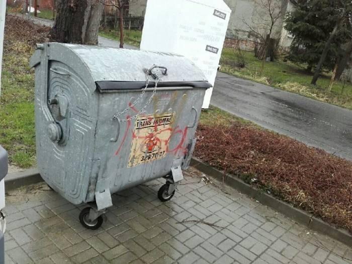 Śmietnik zamknięty na kłódkę, a klucz ma pani sołtys