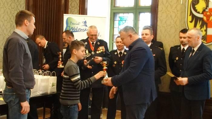 Młodzi strażacy zapobiegają pożarom