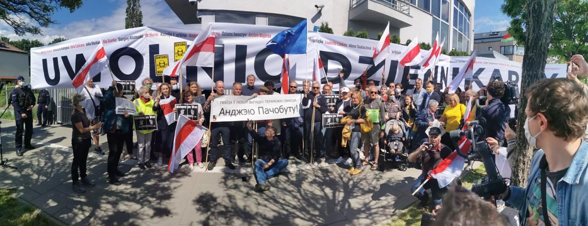 Dziennikarze Kuriera Gmin protestowali pod ambasadą białoruską w sprawie uwolnienia Andrzeja Poczobuta [ZDJĘCIA, WIDEO]