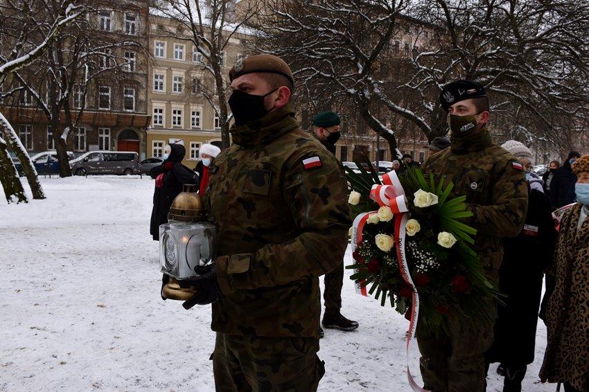 Żołnierze we Wrocławiu uczcili 81. rocznicę wywózki Polaków na Sybir