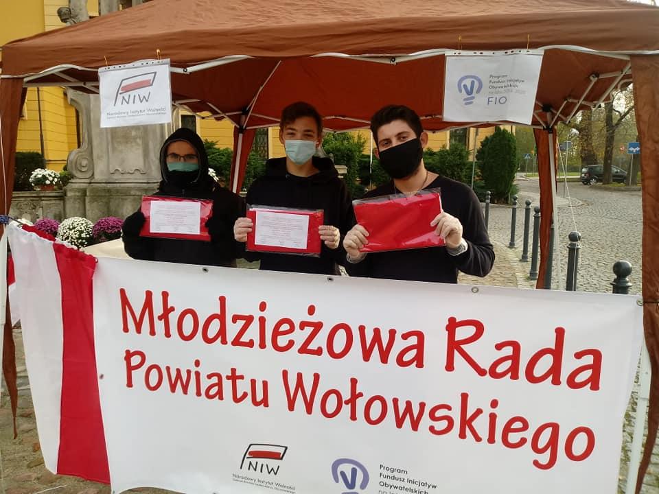 Młodzi z seniorami rozdali kilkaset flag