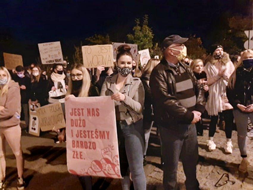 Mieszkańcy Brzegu Dolnego protestują przeciwko zaostrzeniu prawa aborcyjnego [WIDEO]