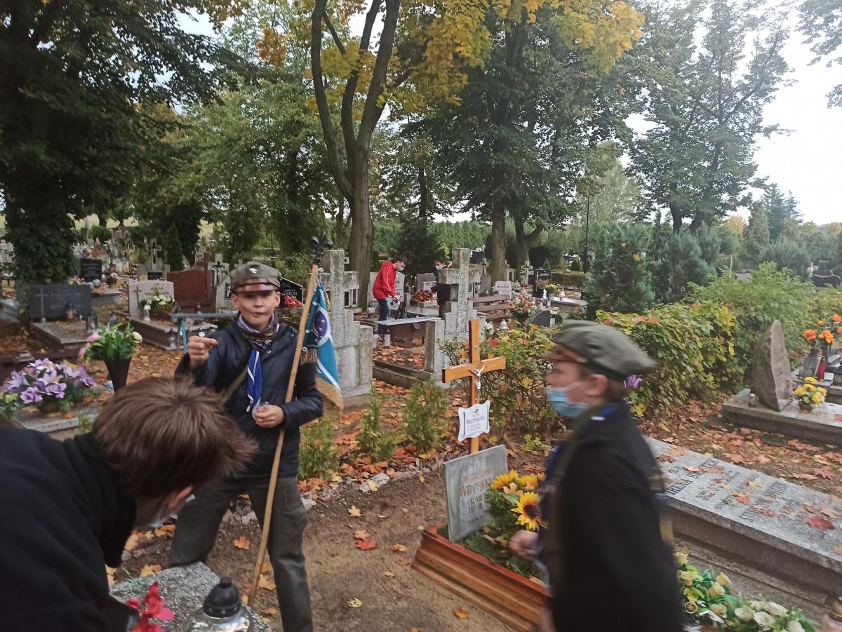 Harcerze z Wołowa porządkowali nagrobki