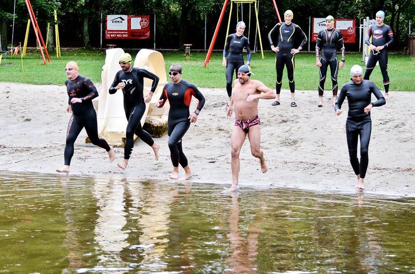 Sztafety pływackie na kąpielisku w Wałach