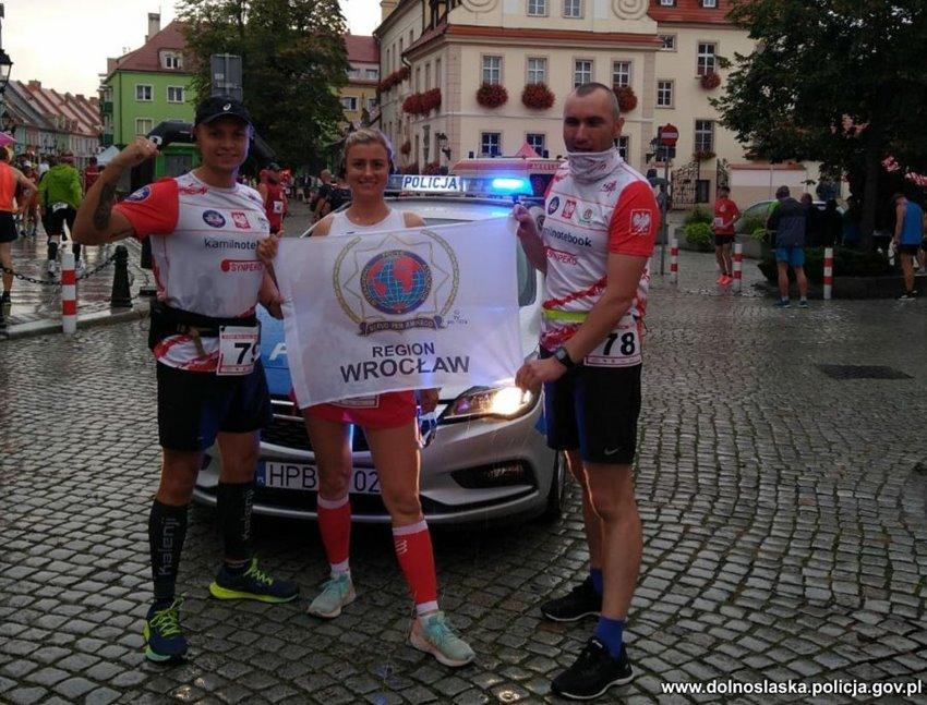 Policjantki na podium wołowskiego Biegu Flagi