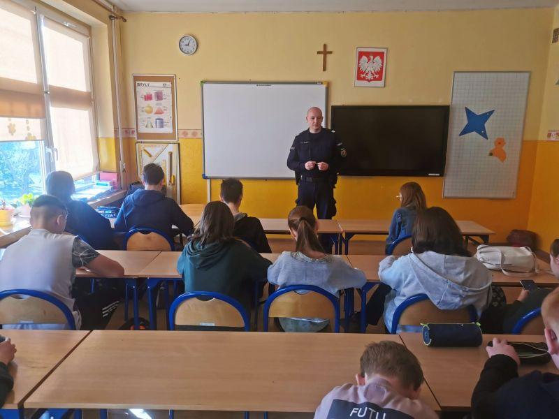 Policjanci z Wołowa rozmawiali z uczniami o zagrożeniach w internecie