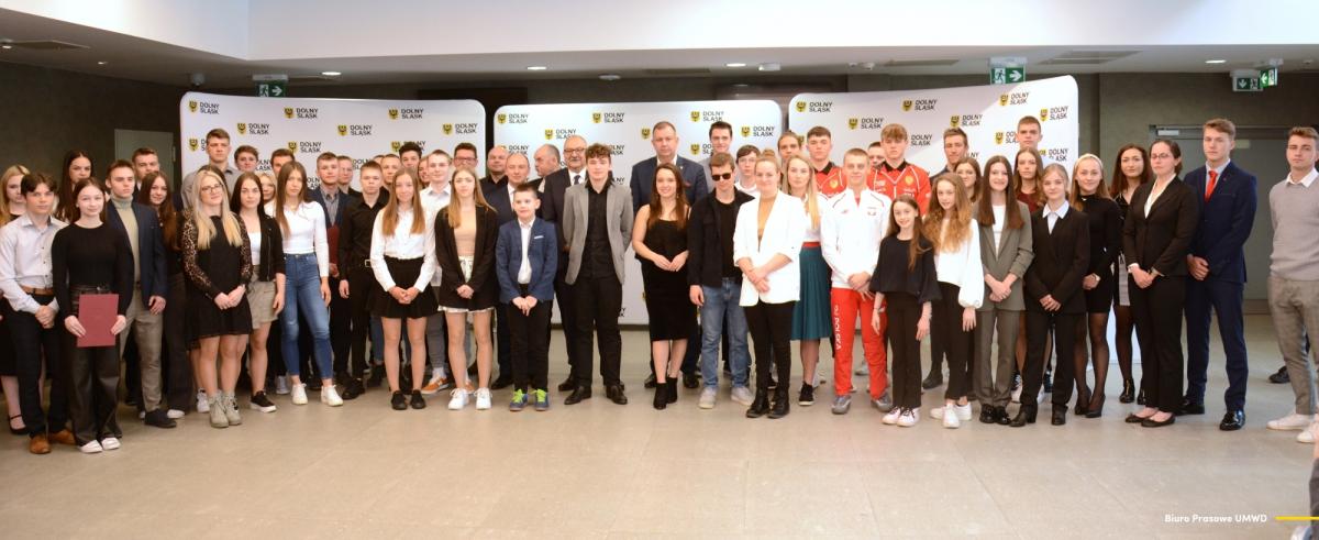 Marszałek wręczył stypendia samorządu województwa utalentowanym dolnośląskim sportowcom