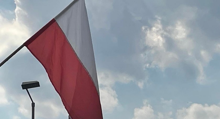 2 maja to Narodowy Dzień Flagi RP. Mieszkańcy powiatu wołowskiego eksponują swój patriotyzm