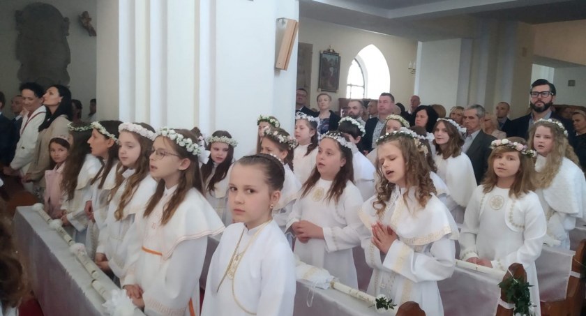 Uroczystości pierwszokomunijne w Wołowie
