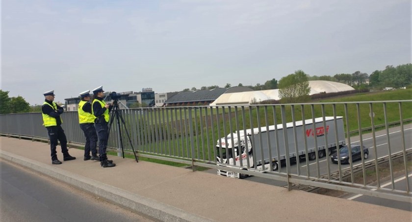 Sprawdzali czy kierowcy utrzymują dystans. Wielu dostało mandaty