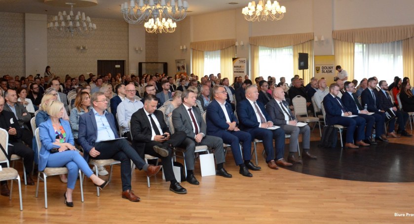 O nowych wyzwaniach dla przedsiębiorców. Burmistrzowie Wołowa na Forum w Trzebnicy