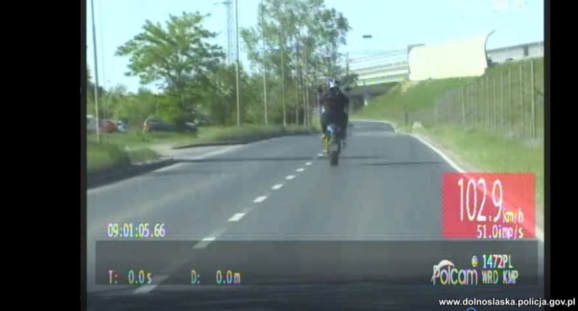 Jechał przez miasto na jednym kole. Zapłacił za to wysoką karę