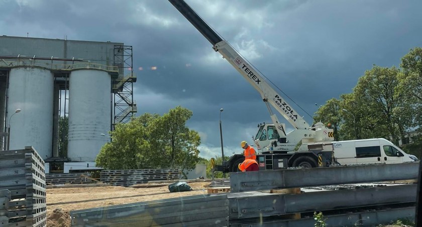 Trwa rozbiórka konstrukcji na moście w Ścinawie. Jeno przęsło waży nawet 50 ton