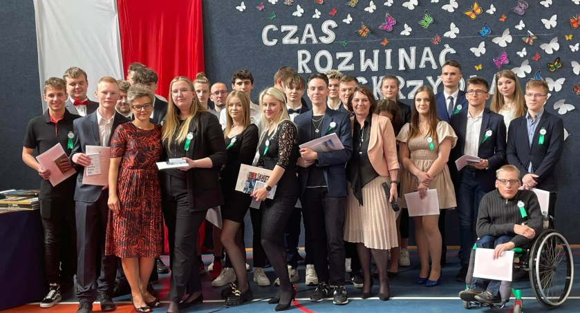 Szkoła pożegnała uczniów po egzaminie maturalnym  [NAZWISKA WYRÓŻNIONYCH]
