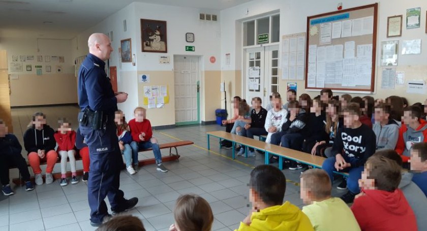 O hejcie i odpowiedzialności nastolatków na spotkaniu z wołowską policją