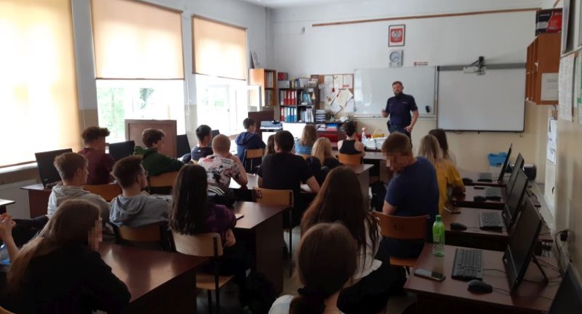 Rozmawiali z policjantami o alkoholu i używkach