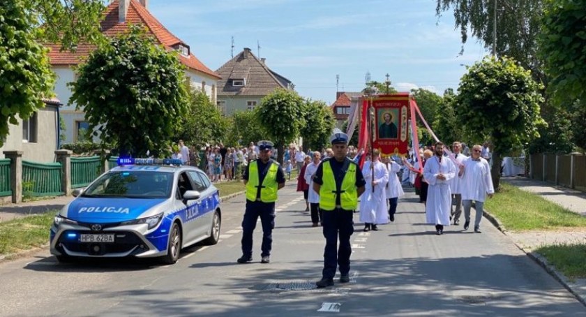 Policjanci zabezpieczali trasy przejścia procesji
