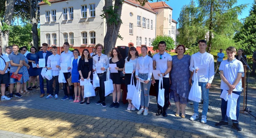 Uczniowie w powiecie wołowskim zakończyli rok szkolny i powitali wakacje [zdjęcia]