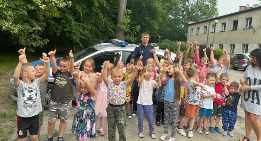 Dzielnicowy rozmawiał z uczniami z Godzięcina o bezpieczeństwie