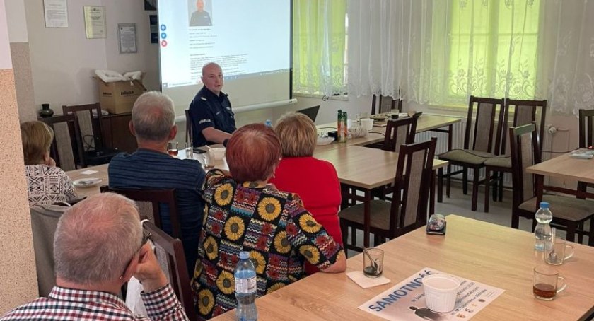 Z seniorami rozmawiali o metodach oszustów