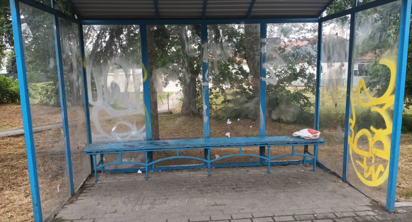 Fotopułapka namierzyła wandali, którzy zniszczyli przystanek