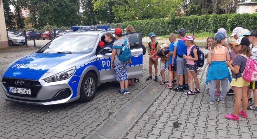 Dzieci na spotkaniu w wołowskiej komendzie policji