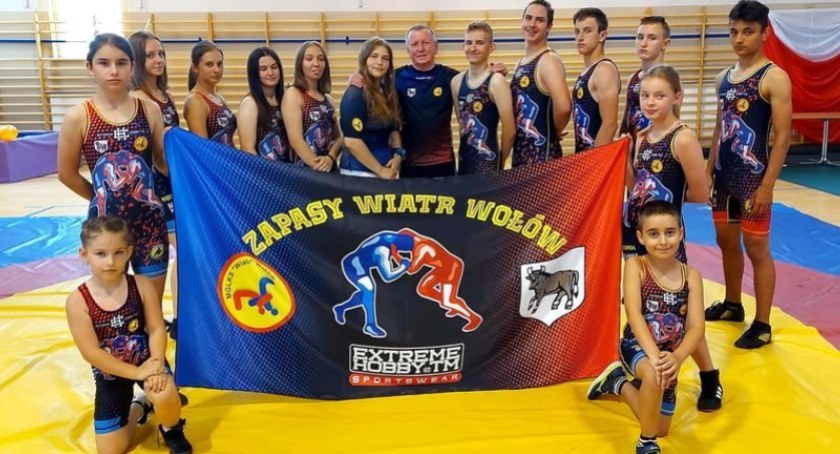 Pokaz ćwiczeń i akrobatyki na wołowskim basenie 