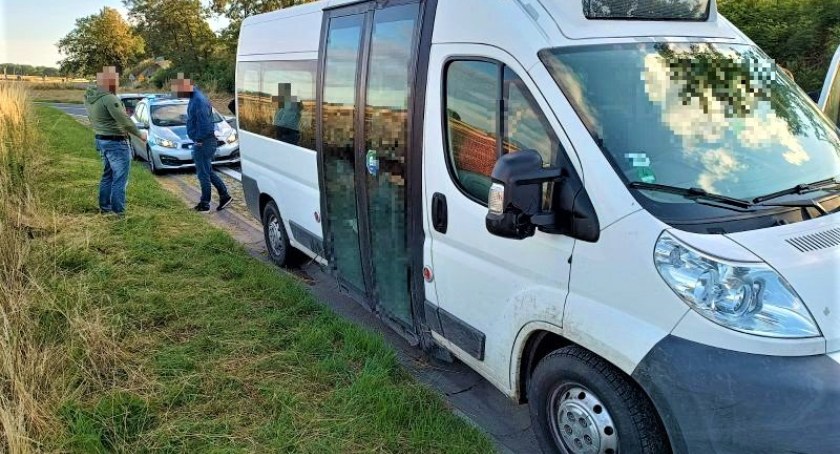 Policja z sąsiedniego powiatu zatrzymała kierowcę przewożącego nielegalnych imigrantów