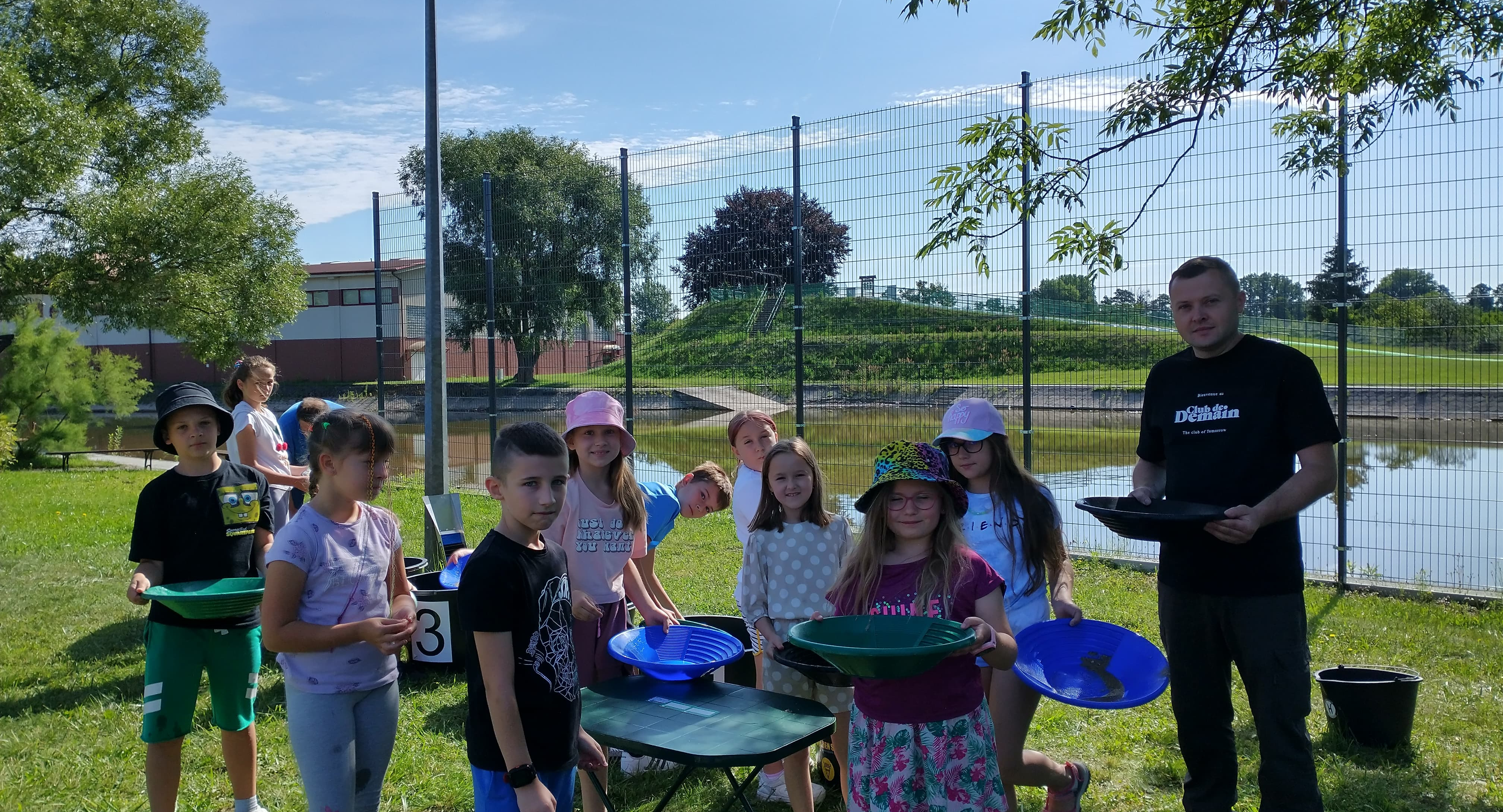 Płukanie złota i przecinanie agatów na basenie [ZDJĘCIA]