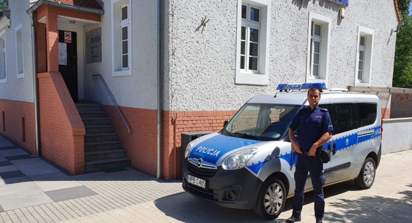 Pijany motorowerzysta jechał całą szerokością jezdni. Policji tłumaczył, że był na rybach