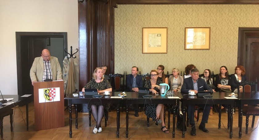 Trwa sesja powiatu, w sprawie naprawy finansów powiatu wołowskiego, starosta pyta pracowników kto im kazał oszczędzać wodę w toalecie. I korzystać z niej w domu przed przyjściem do pracy. Taka kartka pojawiła się na drzwiach jednego z wydziałów. 