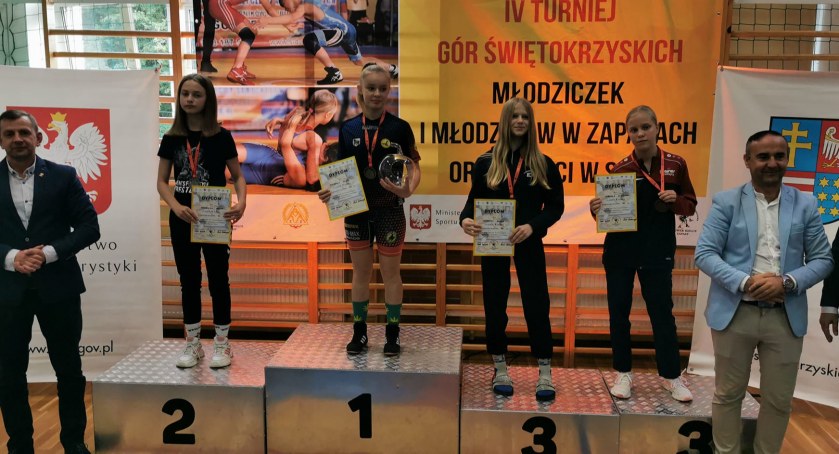 Worek medali wołowskich zapaśników