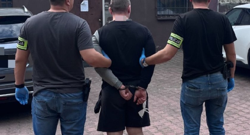 Biegał po ulicy z siekierą i groził, że zabije