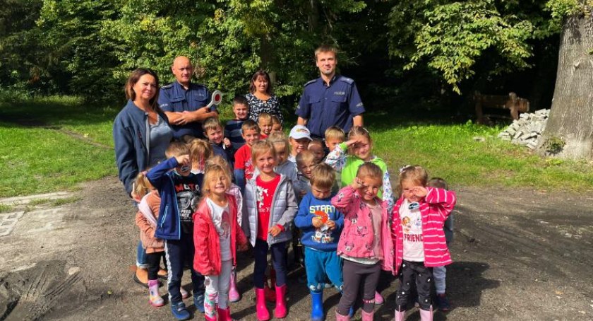 Policjanci rozmawiali z dziećmi o bezpiecznej drodze do szkoły